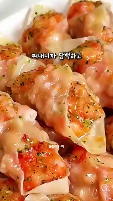 만두피에 새우소를 올리고 예쁘게 빚는다. — 줄 서서 먹는 딤섬집 맛 그대로! 집에서 만드는 초간단 촉촉 새우 딤섬 만두