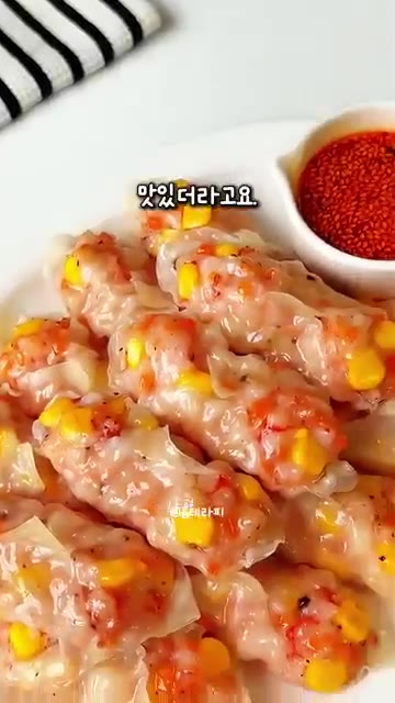 찜기에 만두를 넣고 10분 정도 쪄준다. — 줄 서서 먹는 딤섬집 맛 그대로! 집에서 만드는 초간단 촉촉 새우 딤섬 만두