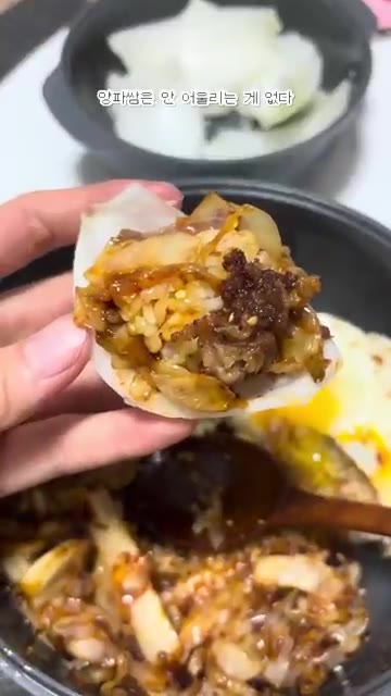 밥 위에 볶은 양배추와 우삼겹, 계란 프라이를 올려 담는다. 맛있게… — 자취생이 만드는 우삼겹 양배추 덮밥