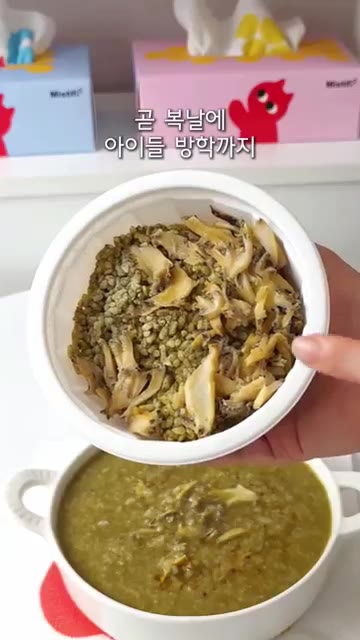 걸쭉한 농도의 맛있는 전복죽을 그릇에 옮겨 담는다. — 7분 완성! 푸짐한 전복죽 레시피