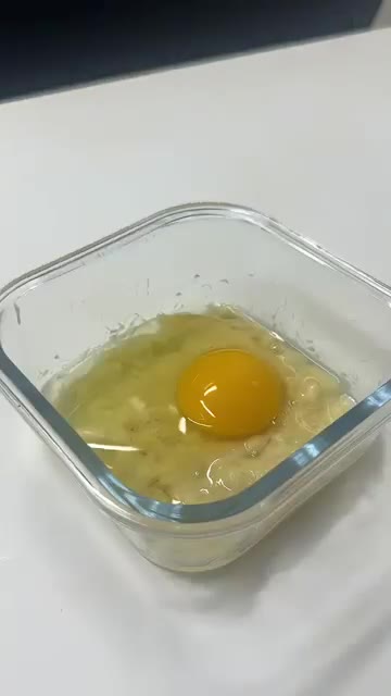 계란 1개를 넣는다. — 밀가루 없이 전자레인지 2분 바나나빵