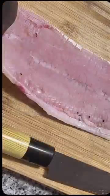 갯장어를 손질하여 먹기 좋은 크기로 썰어줍니다. — 초복에 먹는 건강한 한 끼, 장어덮밥 만들기