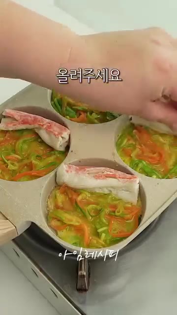 물기를 짠 채소에 달걀 2개, 참치액 1/2큰술, 참기름 1/2큰술… — 애호박 이렇게도 먹을 수 있어요!