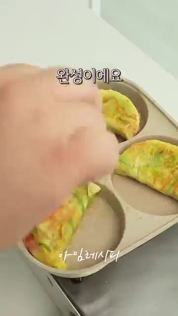 예열된 팬에 기름을 두르고 반죽을 한 숟가락 떠서 펼친 후, 크래미… — 애호박 이렇게도 먹을 수 있어요!