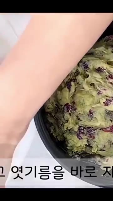 고구마를 껍질째 깨끗하게 씻어 찜기에 넣고 쪄줍니다. — 초간단 고구마 조청 만들기