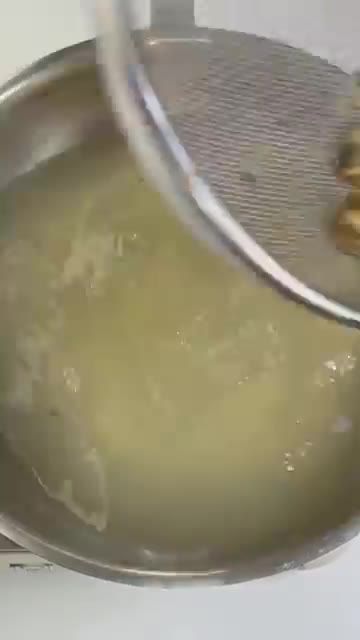 가리비살 400g을 끓는 물에 살짝 데쳐주세요. — 새콤매콤 쫄깃한 가리비살 무침, 술안주로 딱!