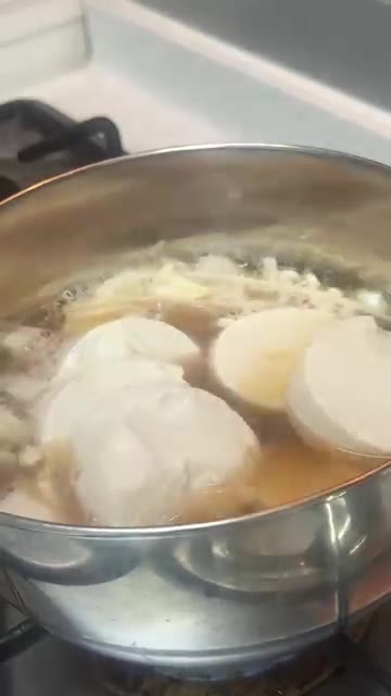 들깨가루 4큰술을 넣고 중약불에서 잘 풀어줍니다. — 육수 없이 진하게! 고소한 들깨순두부 만들기 🍲
