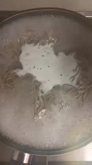 끓는 물에 모밀을 넣고 삶아줍니다. (프라이팬에 삶으면 잘 안 붙어요.) — 집밥 모밀 돈까스 정식