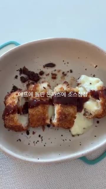 돈까스에 양배추 샐러드를 곁들입니다. — 집밥 모밀 돈까스 정식