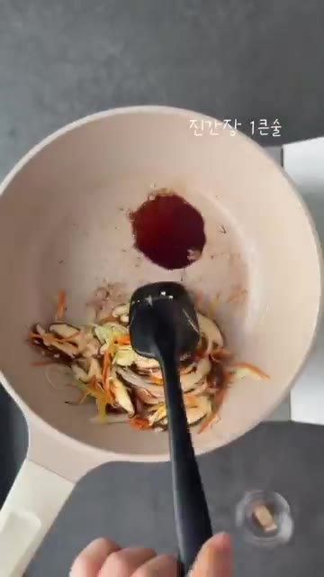 슬라이스한 표고버섯을 넣고 볶는다. — 표고버섯 채소볶음