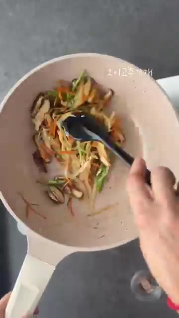 다진 마늘 1작은술과 진간장 1큰술을 넣고 볶는다. — 표고버섯 채소볶음