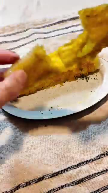 반으로 잘라 따뜻할 때 맛있게 즐깁니다. 겉은 쫀득하고 속은 달콤한… — 쫀득달콤 단호박 치즈 스틱 레시피