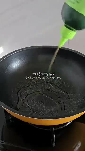 끓는 물에 알감자를 넣고 삶아준다. — 혼밥상 알감자 조림