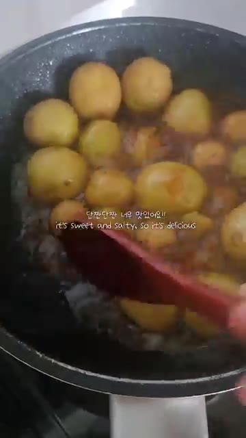 간장, 스테비아, 조청을 넣고 졸여준다. — 혼밥상 알감자 조림