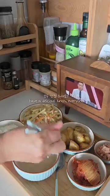 참기름과 통깨를 넣고 마무리한다. — 혼밥상 알감자 조림