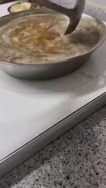 끓는 육수에 밥과 다진 전복을 넣고 끓여줍니다. — 중식 전복죽 만드는 법