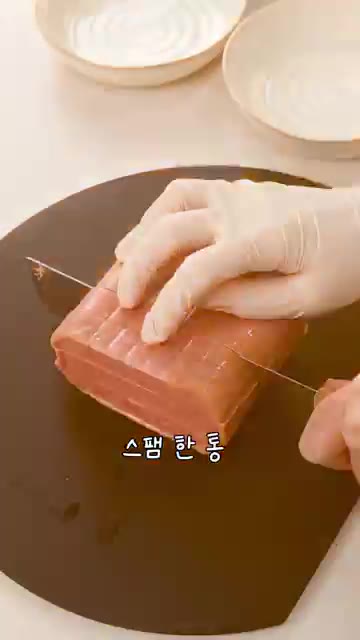 스팸 한 통을 깍둑썰기해서 냄비에 넣고 노릇노릇하게 구워주세요. — 주당들은 아아서 모여! 고추장찌개🍲