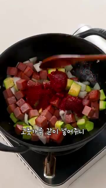 물 2.5컵을 붓고 간장, 설탕을 넣어주세요. — 주당들은 아아서 모여! 고추장찌개🍲