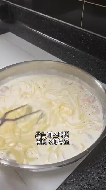 삶은 파스타면을 넣고 굴소스를 넣어 섞어주세요. — 우리 엄마 초간단 요리! 생크림 없이 만드는 크림 파스타