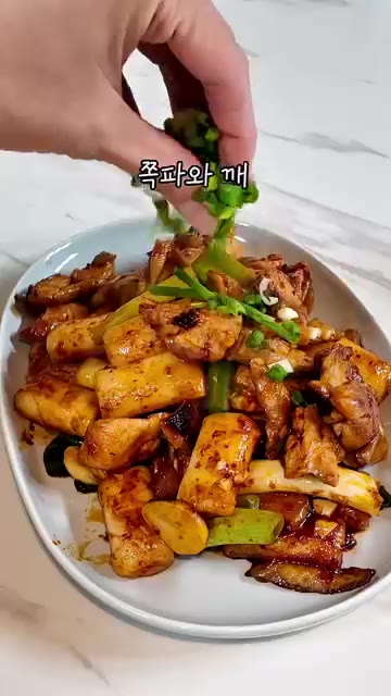 접시에 담고 썰어둔 쪽파와 참깨를 뿌려줍니다. — 집에서 만드는 지코바 스타일 치킨 레시피