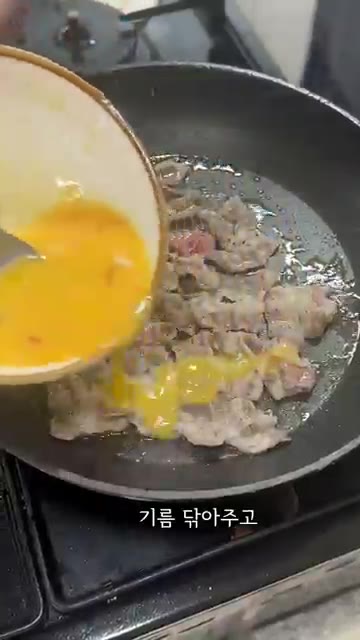 소고기를 익히면서 사이사이에 계란물을 얇게 부어줍니다. — 추석 육전 힘들게 만들지 않는 간단한 방법