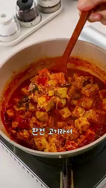 얼린 두부를 물에 넣어 해동시켜 주세요. — 얼린 두부로 마파두부 만들기
