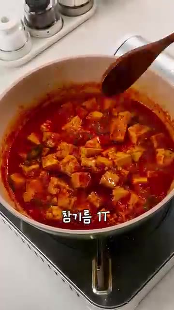 참기름 1큰술과 통깨를 뿌려주면 완성입니다. — 얼린 두부로 마파두부 만들기