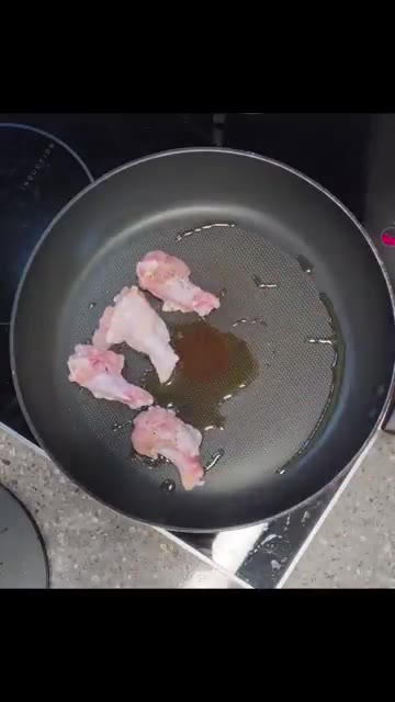 팬에 올리브유를 두르고 닭봉을 노릇하게 구워줍니다. — 아이들 방학 간식 1등 메뉴! 꿀맛 닭봉조림