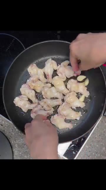 닭봉이 어느 정도 익으면 통마늘을 넣고 맛있게 구워줍니다. — 아이들 방학 간식 1등 메뉴! 꿀맛 닭봉조림