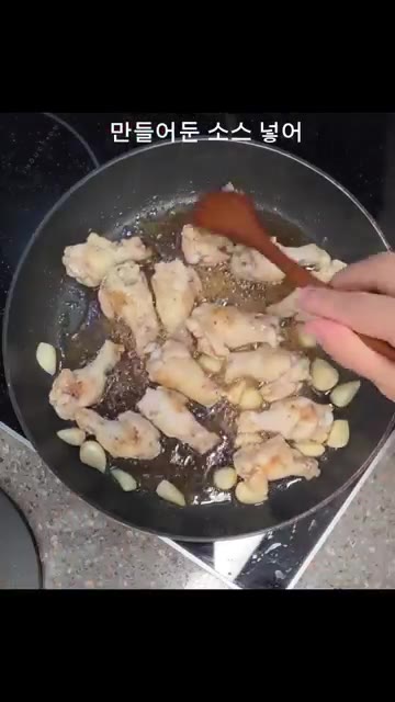 만들어둔 소스를 넣고 중불에 자작하게 졸여줍니다. — 아이들 방학 간식 1등 메뉴! 꿀맛 닭봉조림