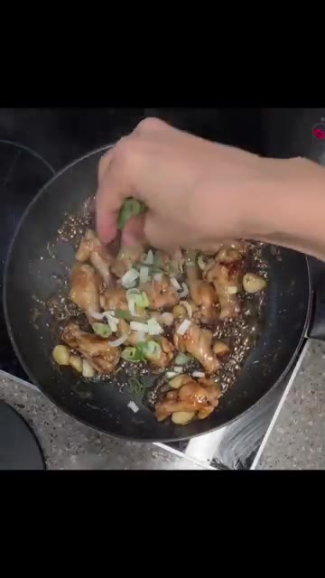 마지막에 센 불로 올려 대파를 듬뿍 넣고 졸여주면 완성입니다. — 아이들 방학 간식 1등 메뉴! 꿀맛 닭봉조림