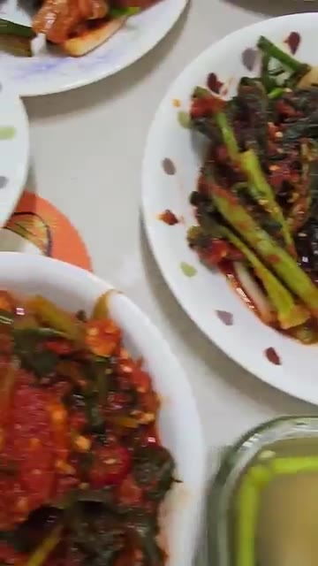 팬에 소고기를 올리고 굽는다. — 26년 가을 집밥일기: 소고기, 김치, 장아찌 한상차림