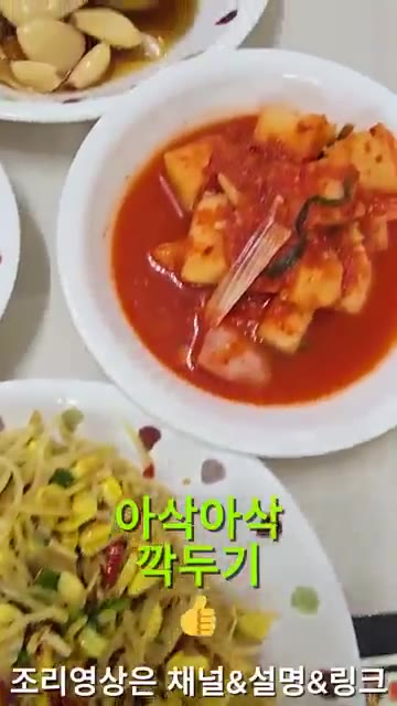 구운 소고기를 접시에 담고, 밥과 함께 곁들일 반찬들을 보기 좋게… — 26년 가을 집밥일기: 소고기, 김치, 장아찌 한상차림