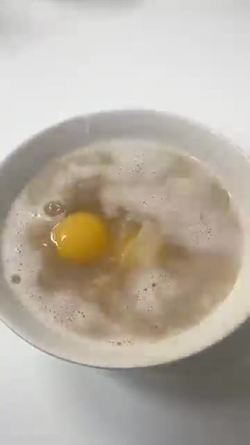 계란 2개를 넣고 잘 풀어줍니다. — 전자레인지로 5분 뚝딱! 든든한 오트밀 계란죽