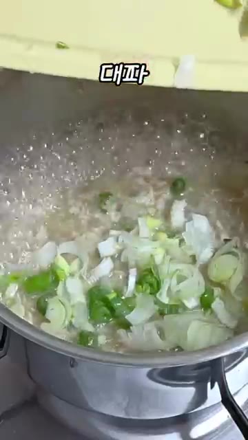 아기 간장을 약간 넣고 다진 마늘을 넣습니다. — 아기완밥메뉴 가자미무조림