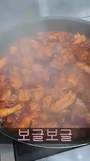 팬에 돼지갈비와 양념, 양파, 대파를 넣고 졸여준다. — 매콤 돼지갈비찜 레시피