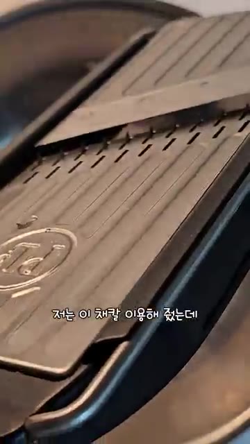 무 500g을 최대한 얇게 썰어주세요. 얇게 썰수록 양념이 잘 배고… — 냉면 무절임 레시피, 2:1:1 비율만 기억하세요!