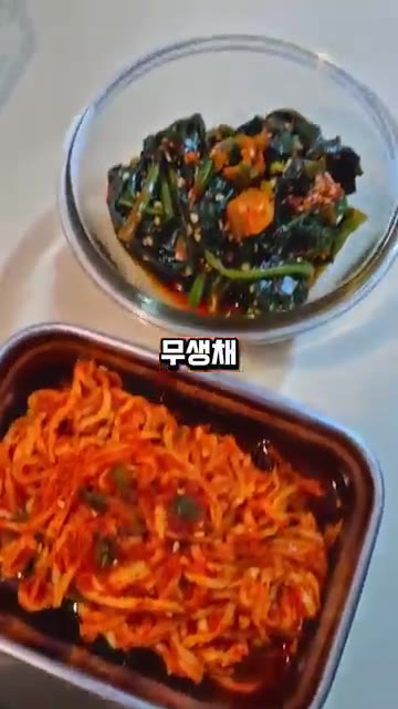 시금치를 데쳐 양념에 무쳐 시금치 고추장 무침을 만든다. — 일주일 반찬 만들기