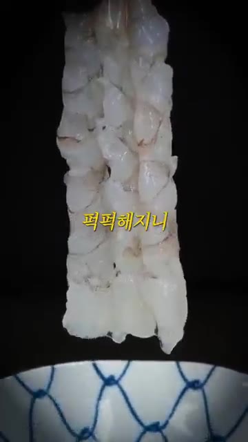 이때 오래 담그면 퍼져해지니 잠깐만 담갔다가 꺼내는 게 좋아요. — 8천 원 새우 파티, 미쳤습니다