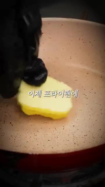 이제 프라이팬에 버터만 녹이면 끝이에요. — 8천 원 새우 파티, 미쳤습니다