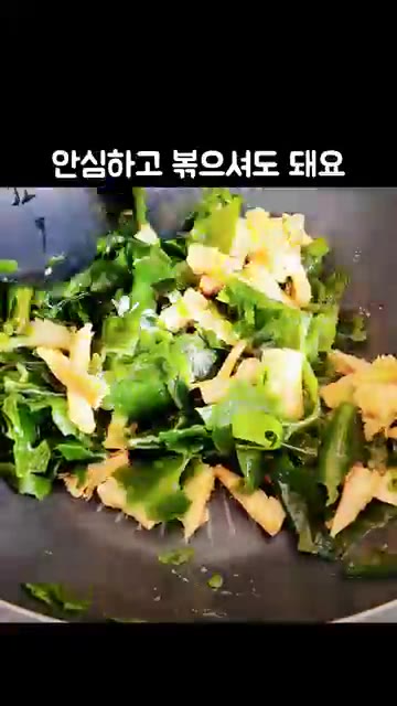 물 700ml를 붓고 국간장 1스푼, 참치액 1스푼, 맛술 2스푼,… — 소고기보다 구수하고 맛있는 황태미역국 레시피