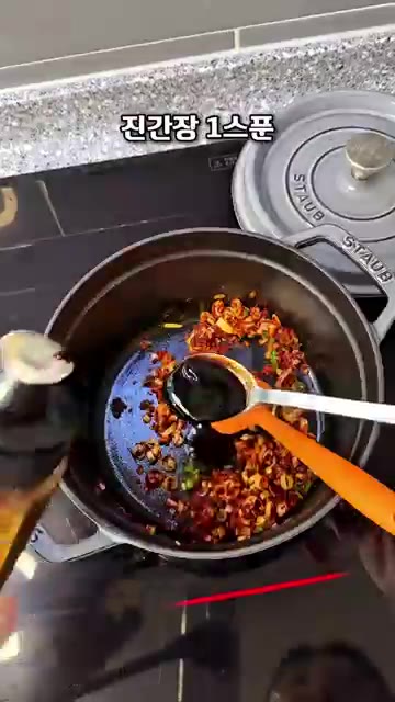 진간장 1스푼, 국간장 2스푼을 넣고 물 400ml를 부어줍니다. — 10분 완성! 순두부 명란찌개