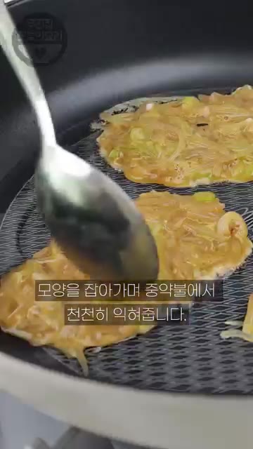 달걀 2개를 넣고 부드럽게 섞어줍니다. — 초간단 계란만두✅계란·당면만 있으면 끝!👍남녀노소 누구나 좋아하는 맛!