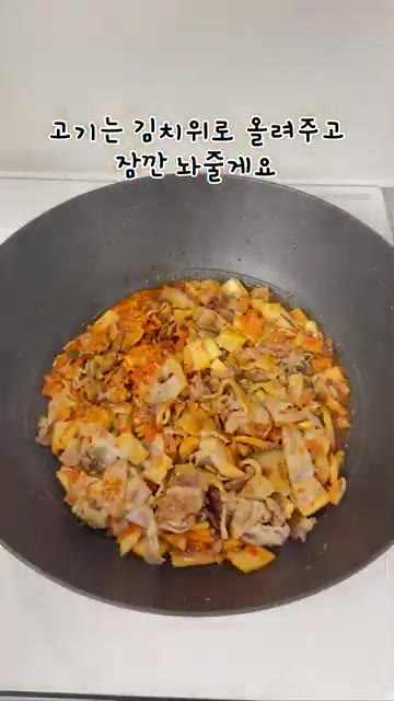 썰어둔 김치를 넣고 설탕 1T를 넣어 김치만 따로 볶아줍니다. — 삼겹살집 마지막 볶음밥 그대로 만든 대패 김치볶음밥