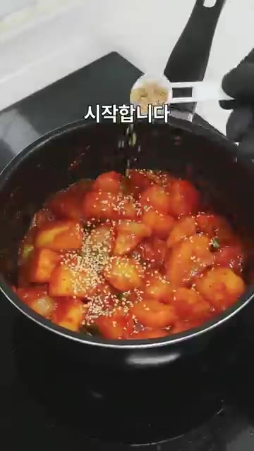감자는 2.5~3cm 크기로 큼직하게 썰어 찬물에 헹구고, 양파는… — 밥 한 공기 순삭! 매콤달콤한 감자조림 레시피