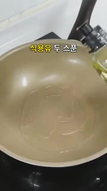 냄비에 물 300ml, 고추장 1.5큰술, 고춧가루 1.5큰술, 진… — 밥 한 공기 순삭! 매콤달콤한 감자조림 레시피