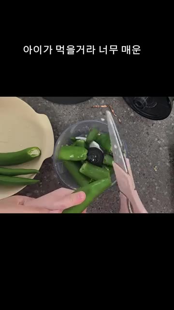 멸치의 내장을 깨끗하게 제거합니다. — 친정엄마표 고추장물 만들기