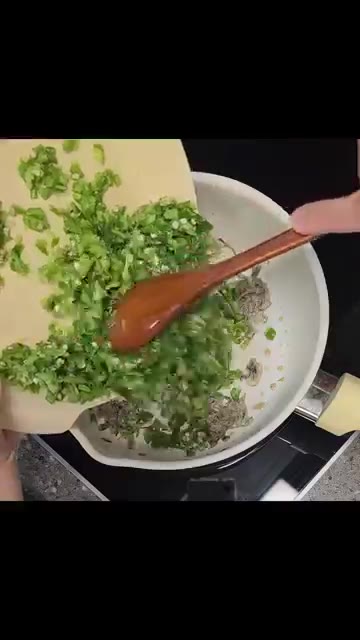 참기름을 넉넉히 두른 팬에 멸치를 넣고 달달 볶아줍니다. — 친정엄마표 고추장물 만들기