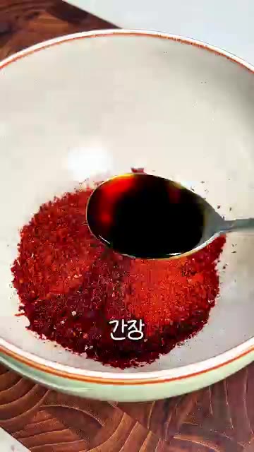 볼에 고추장, 고춧가루, 미림, 간장, 올리고당, 설탕, 다진 마늘… — 초간단 콩나물 불고기 | 추억의 그 맛 그대로 살린 매콤달콤 황금레시피