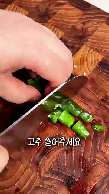 팬에 콩나물을 깔고 양파, 대파를 올린 뒤 대패삼겹살을 수북이 올립… — 초간단 콩나물 불고기 | 추억의 그 맛 그대로 살린 매콤달콤 황금레시피